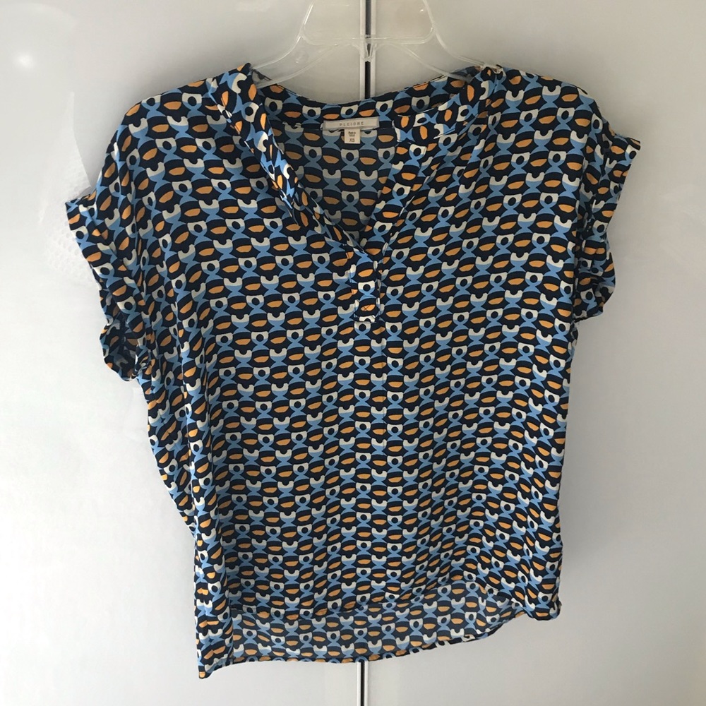 Great layering blouse for spring and summer.